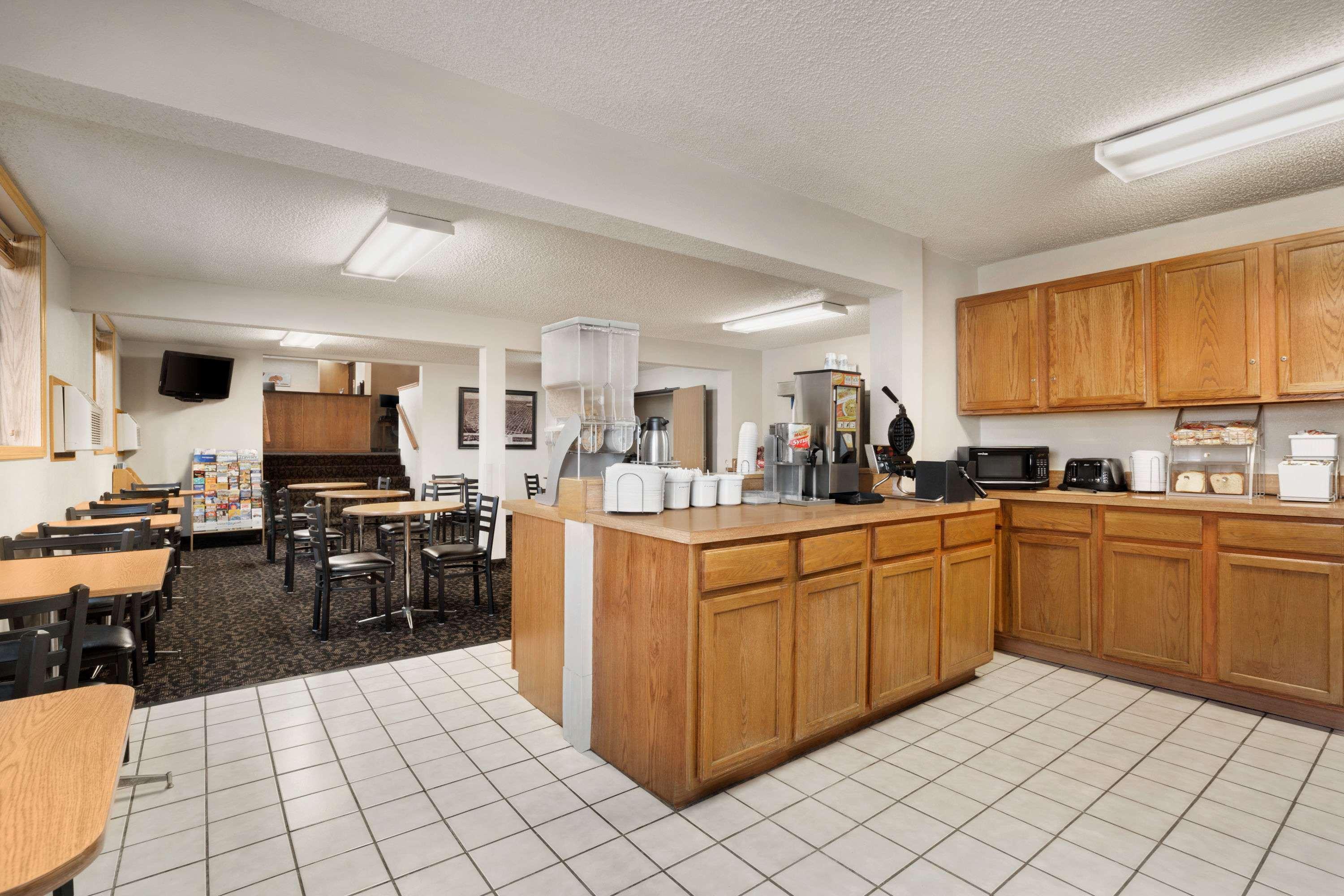 Super 8 By Wyndham Lincoln North Hotel Buitenkant foto