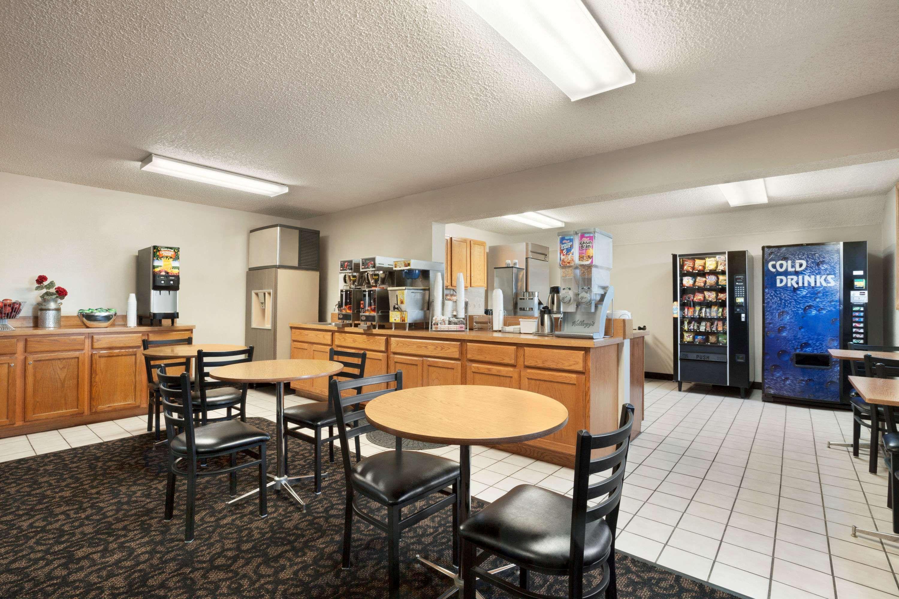 Super 8 By Wyndham Lincoln North Hotel Buitenkant foto