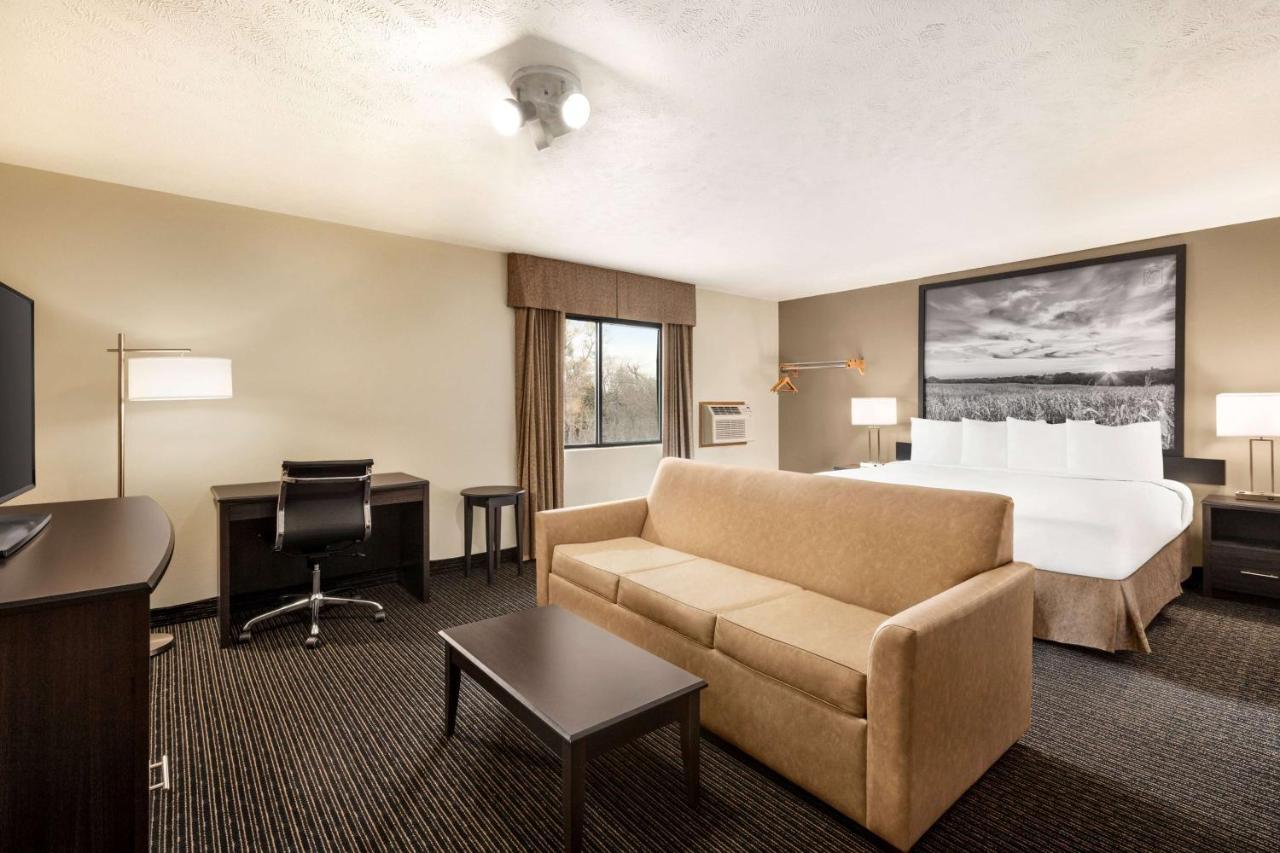 Super 8 By Wyndham Lincoln North Hotel Buitenkant foto