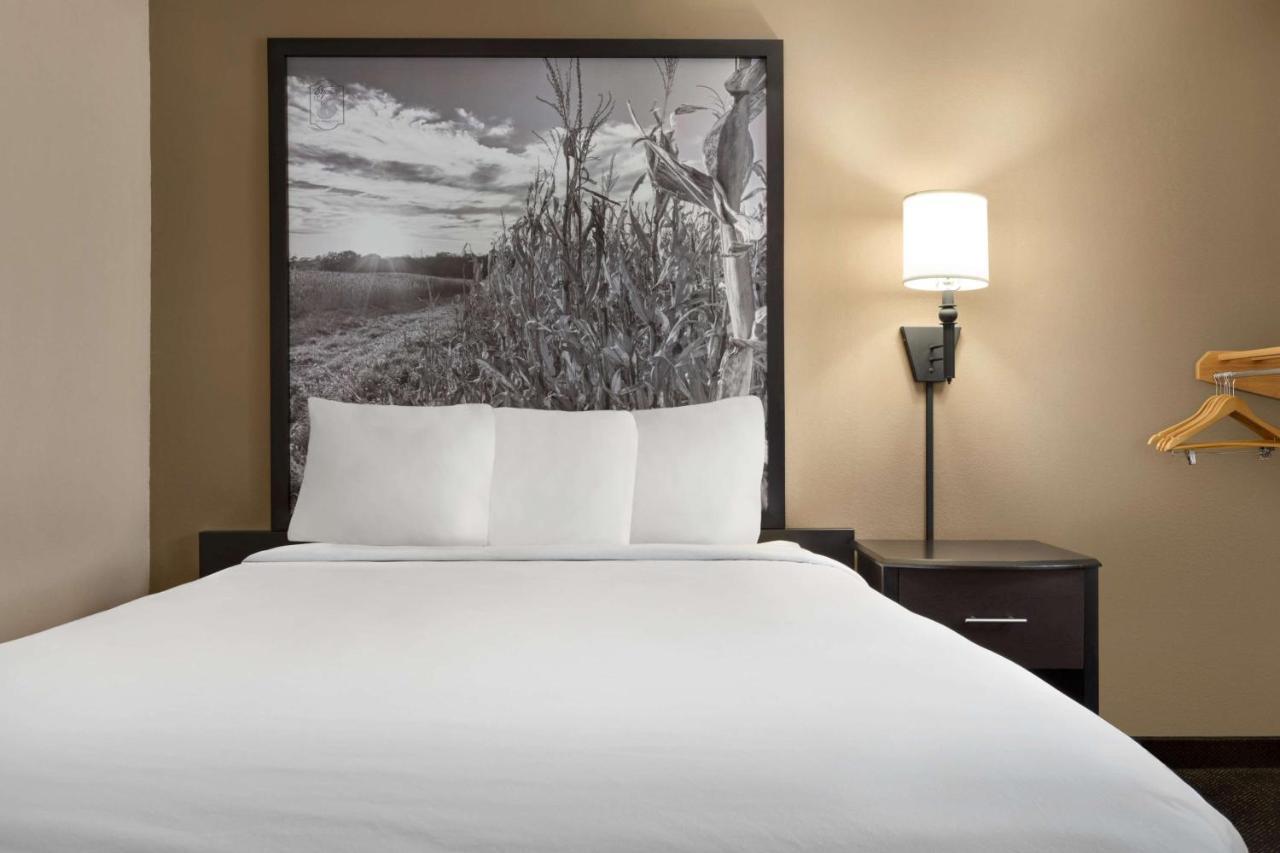 Super 8 By Wyndham Lincoln North Hotel Buitenkant foto