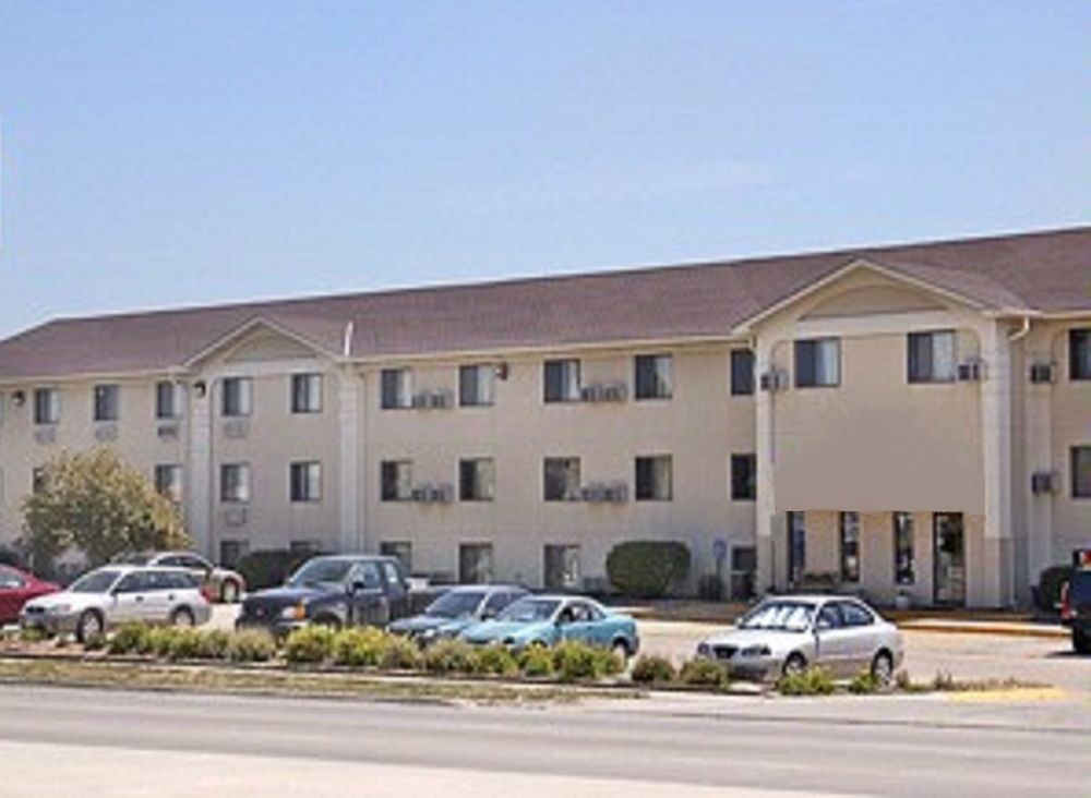 Super 8 By Wyndham Lincoln North Hotel Buitenkant foto
